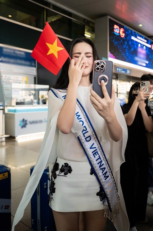 Ý Nhi bật khóc khi được Lương Thùy Linh động viên Ý Nhi bật khóc khi được Lương Thùy Linh động viên