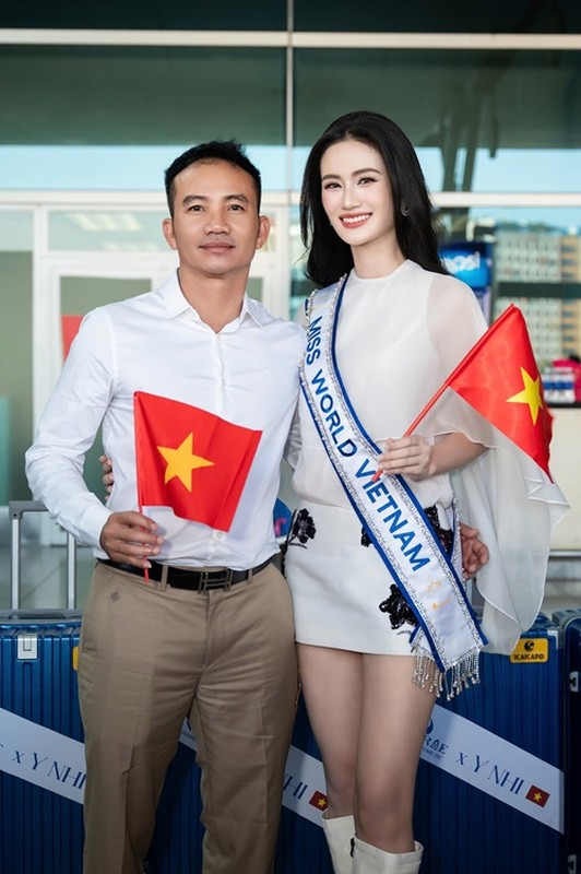 Ý Nhi bật khóc khi được Lương Thùy Linh động viên Ý Nhi bật khóc khi được Lương Thùy Linh động viên