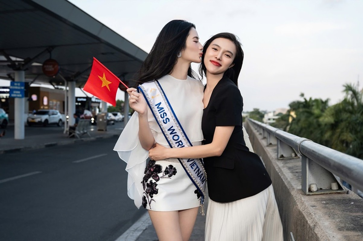 Ý Nhi bật khóc khi được Lương Thùy Linh động viên Ý Nhi bật khóc khi được Lương Thùy Linh động viên