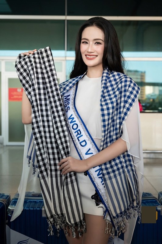 Ý Nhi bật khóc khi được Lương Thùy Linh động viên Ý Nhi bật khóc khi được Lương Thùy Linh động viên