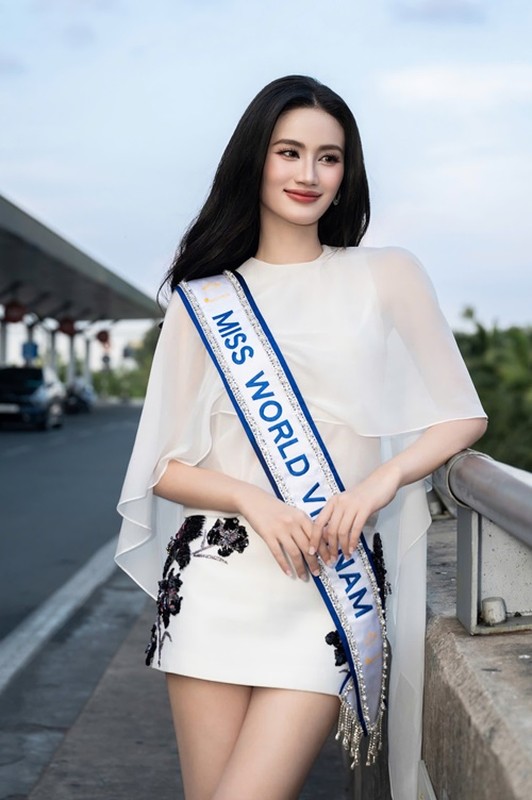 Ý Nhi bật khóc khi được Lương Thùy Linh động viên Ý Nhi bật khóc khi được Lương Thùy Linh động viên