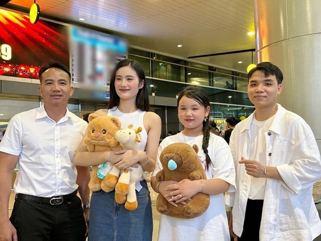 Hậu phương vững chắc của Ý Nhi khi Miss World 2025 Hậu phương vững chắc của Ý Nhi khi Miss World 2025