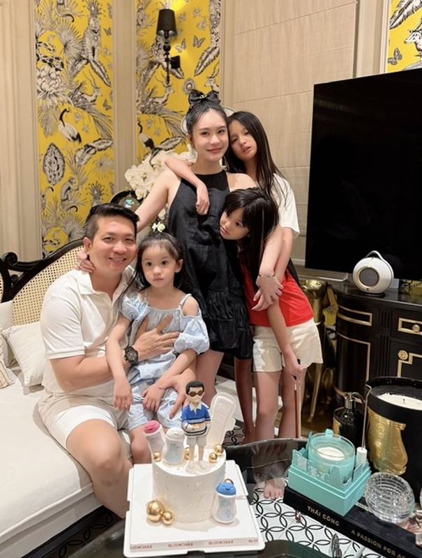 Hôn nhân màu hồng của ca sĩ Đoàn Di Băng và chồng doanh nhân Hôn nhân màu hồng của ca sĩ Đoàn Di Băng và chồng doanh nhân
