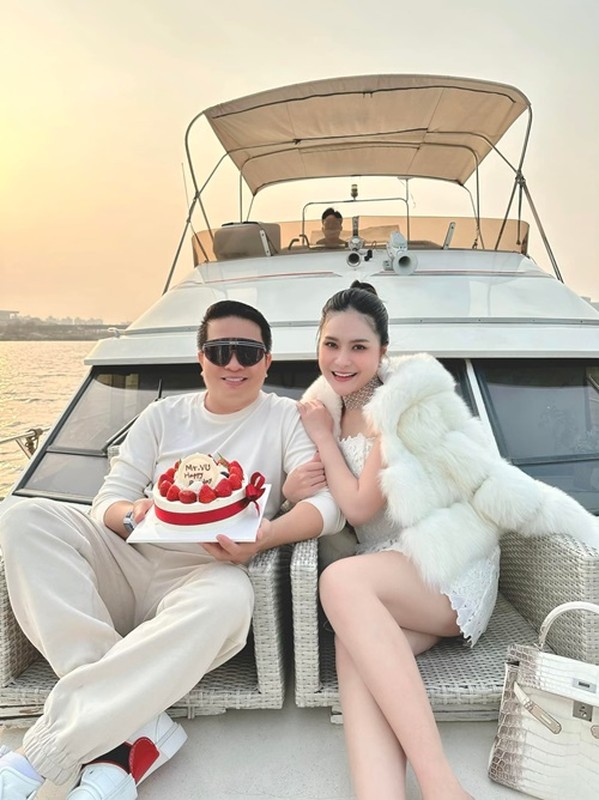 Hôn nhân màu hồng của ca sĩ Đoàn Di Băng và chồng doanh nhân