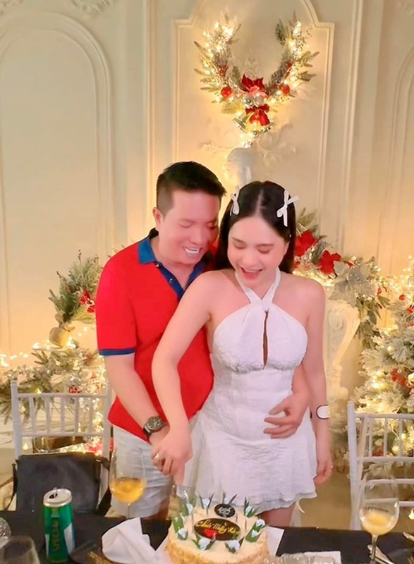Hôn nhân màu hồng của ca sĩ Đoàn Di Băng và chồng doanh nhân