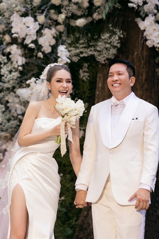 Hôn nhân màu hồng của ca sĩ Đoàn Di Băng và chồng doanh nhân