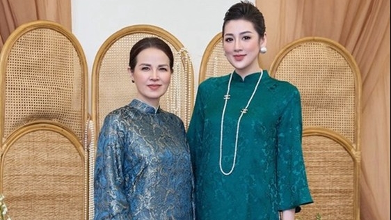 Mẹ đẻ của Á hậu Tú Anh khoe vẻ đẹp quý phái