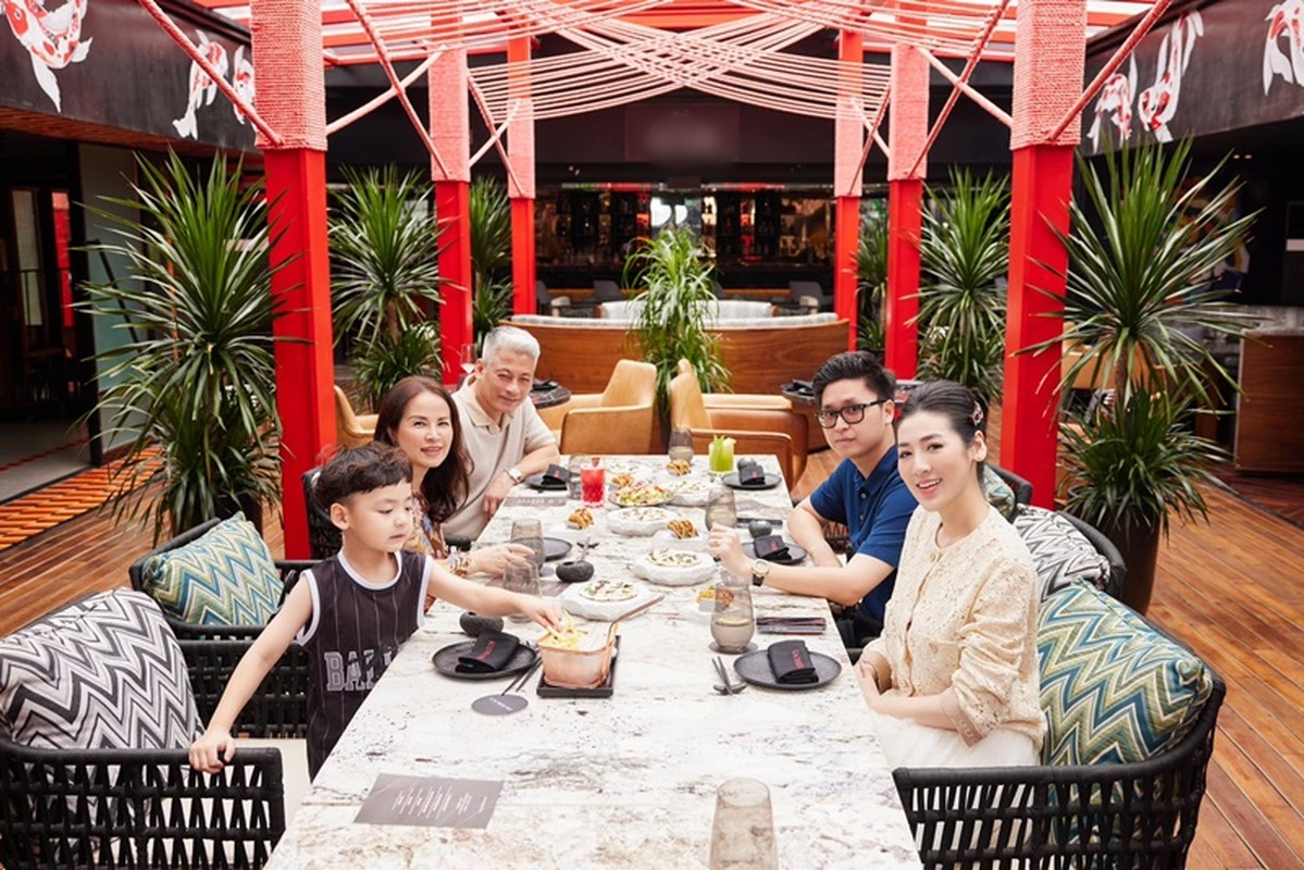 Mẹ đẻ của Á hậu Tú Anh khoe vẻ đẹp quý phái