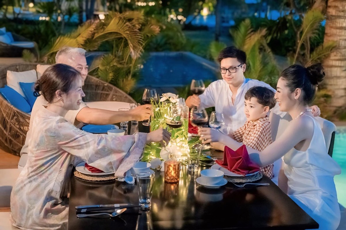 Mẹ đẻ của Á hậu Tú Anh khoe vẻ đẹp quý phái