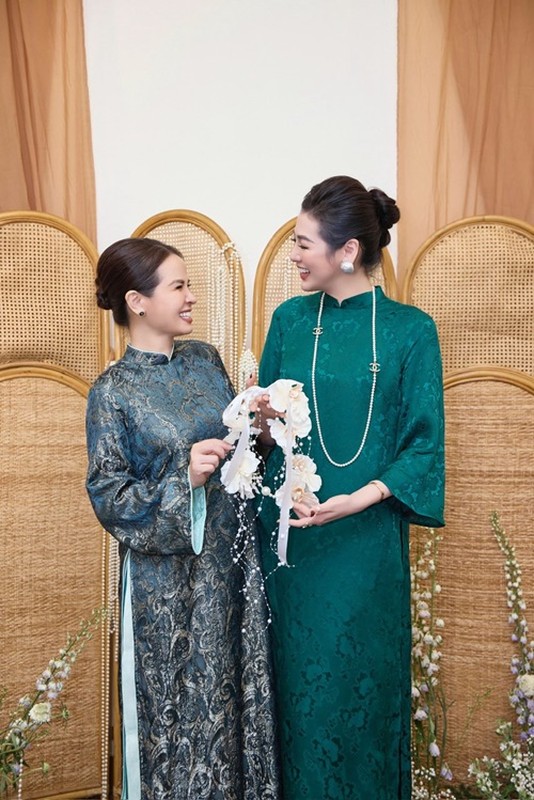 Mẹ đẻ của Á hậu Tú Anh khoe vẻ đẹp quý phái