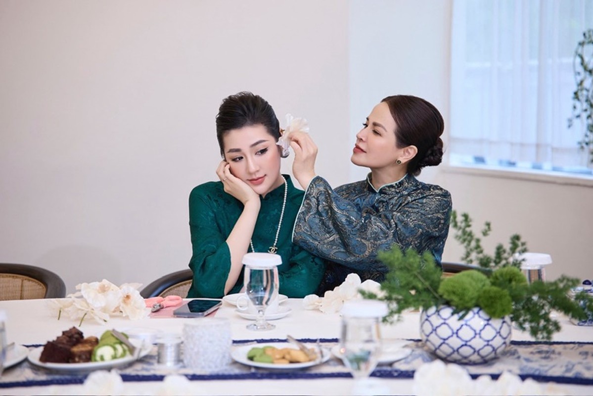 Mẹ đẻ của Á hậu Tú Anh khoe vẻ đẹp quý phái