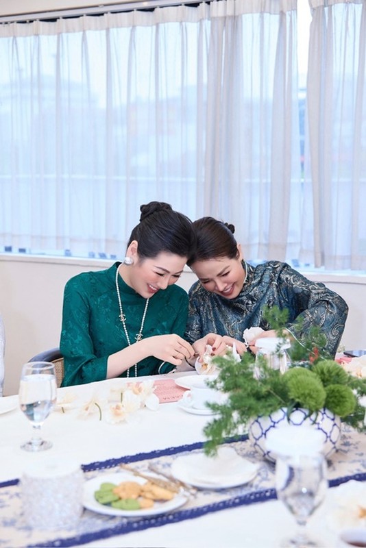 Mẹ đẻ của Á hậu Tú Anh khoe vẻ đẹp quý phái