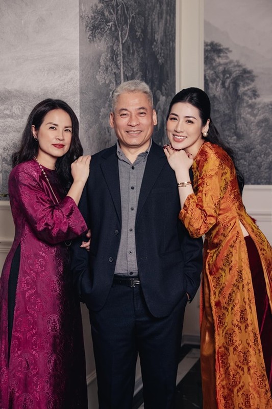 Mẹ đẻ của Á hậu Tú Anh khoe vẻ đẹp quý phái
