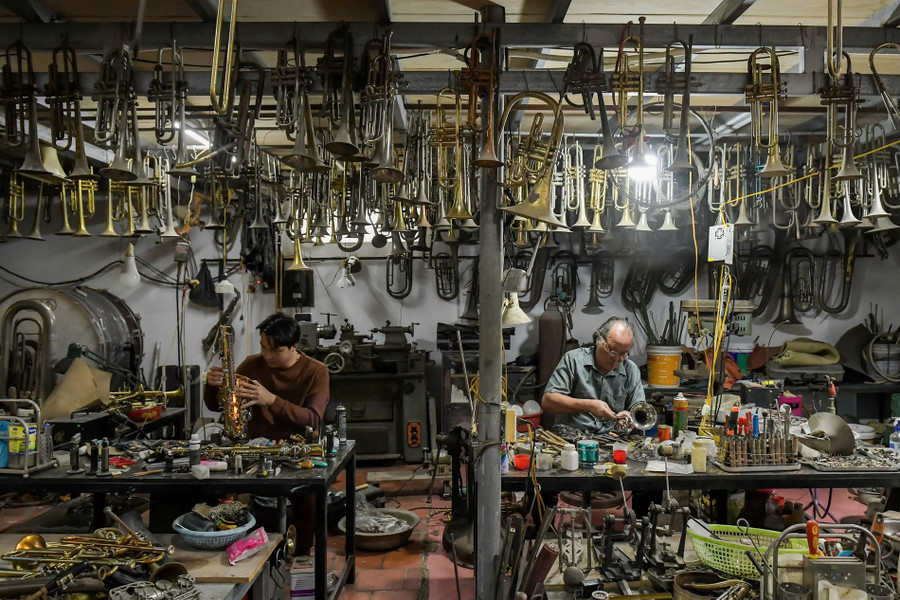 Nghệ nhân hơn nửa thế kỷ gắn bó với nghề làm kèn Tây