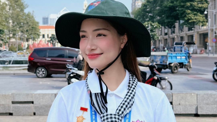Ca sĩ Hòa Minzy vinh dự nhận huy hiệu Thanh niên tiên tiến làm theo lời Bác