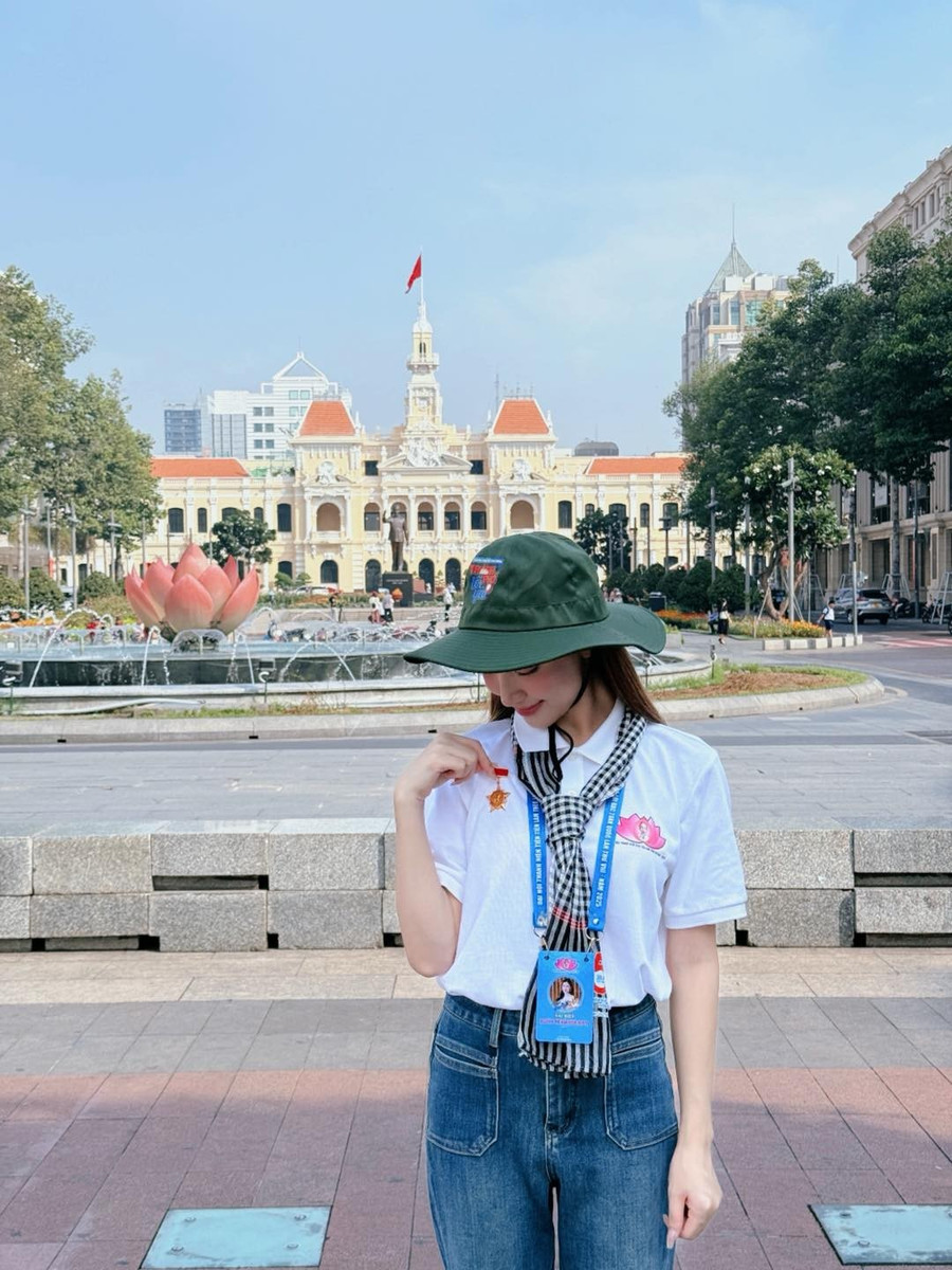 Ca sĩ Hòa Minzy vinh dự nhận huy hiệu Thanh niên tiên tiến làm theo lời Bác