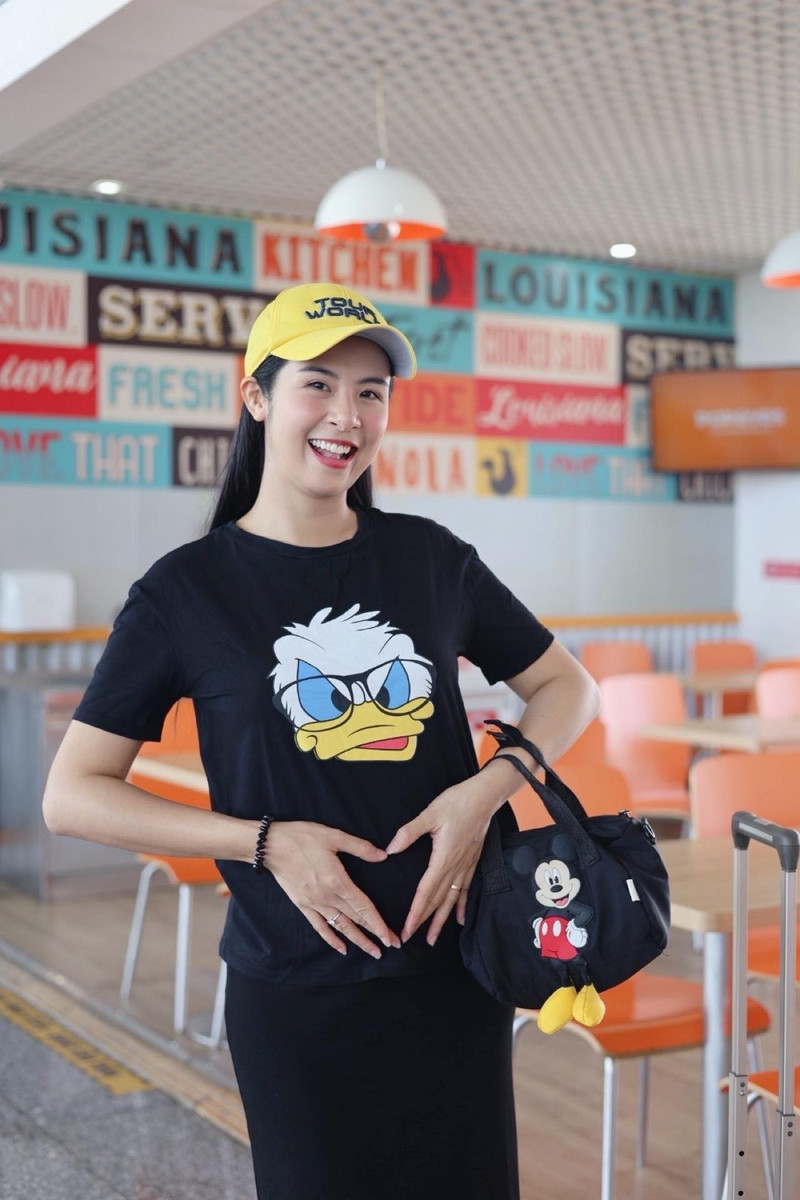 Hoa hậu Ngọc Hân mang bầu 5 tháng, khoe nhan sắc rạng rỡ