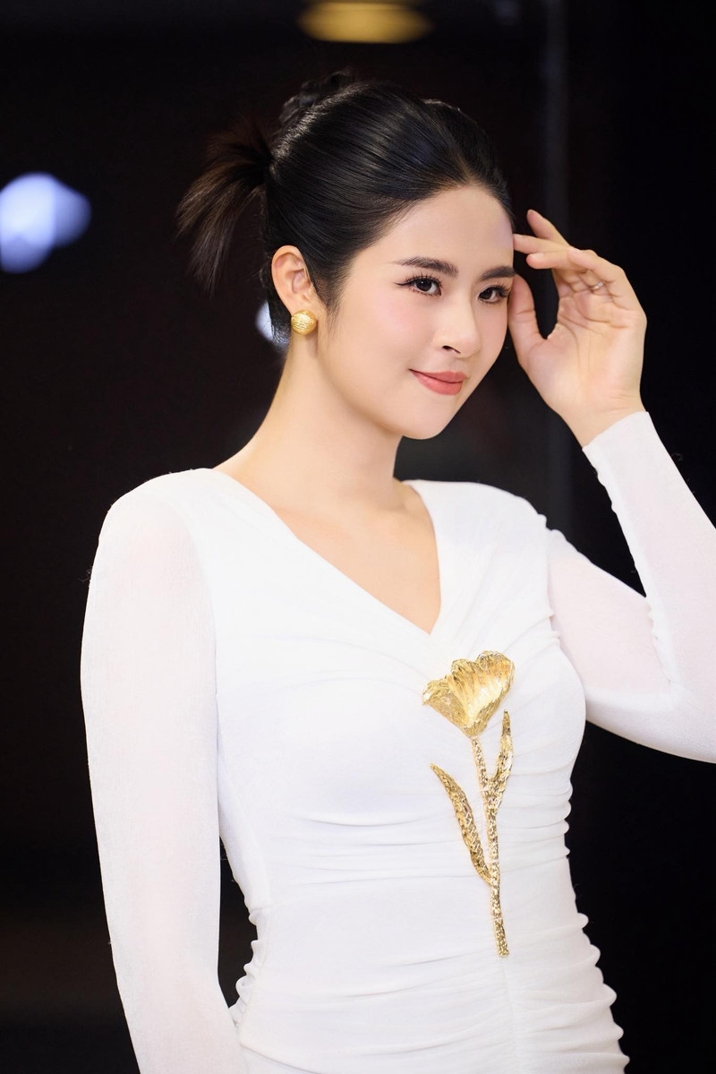 Hoa hậu Ngọc Hân mang bầu 5 tháng, khoe nhan sắc rạng rỡ