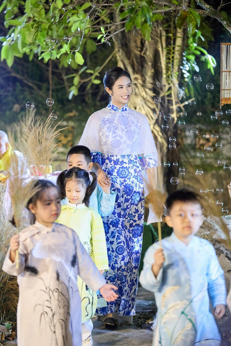Hoa hậu Ngọc Hân mang bầu 5 tháng, khoe nhan sắc rạng rỡ