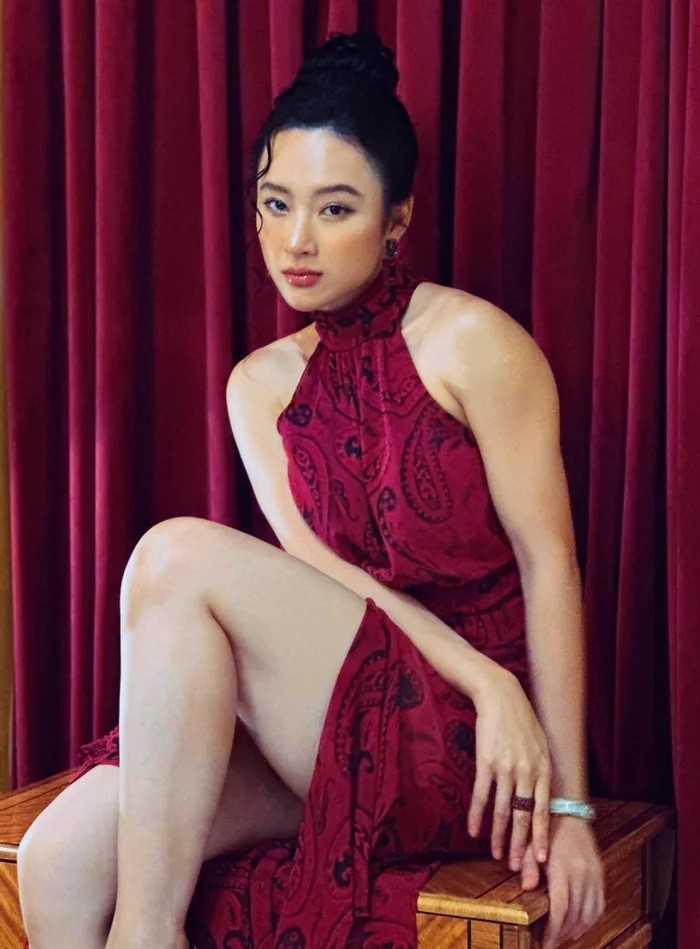 Angela Phương Trinh lại khoe bờ vai vạm vỡ, cơ bắp cuồn cuộn