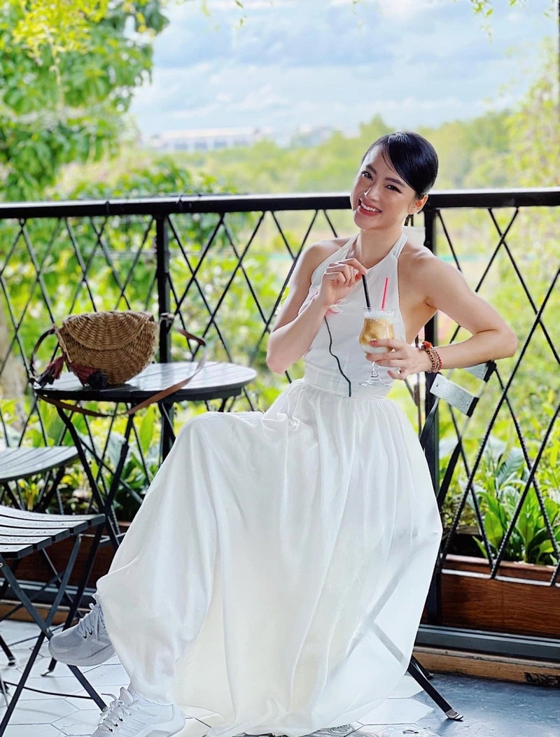 Angela Phương Trinh lại khoe bờ vai vạm vỡ, cơ bắp cuồn cuộn