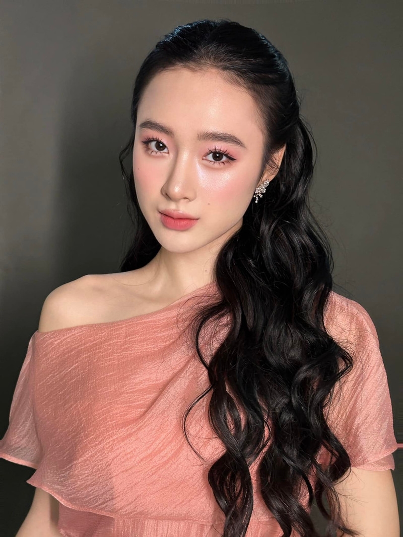 Angela Phương Trinh lại khoe bờ vai vạm vỡ, cơ bắp cuồn cuộn
