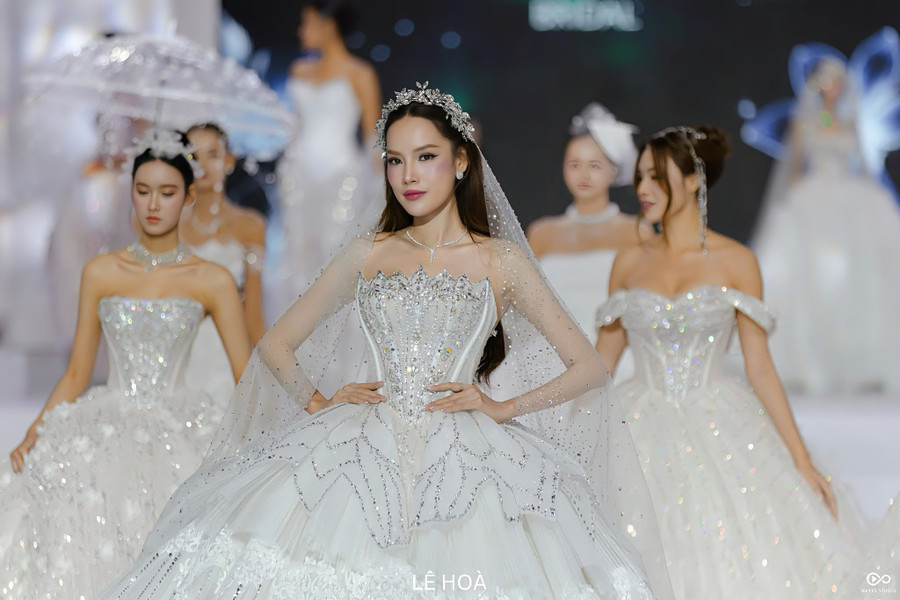 Lê Hoàng Phương 'càn quét' loạt sàn diễn, khẳng định vị trí Top Model