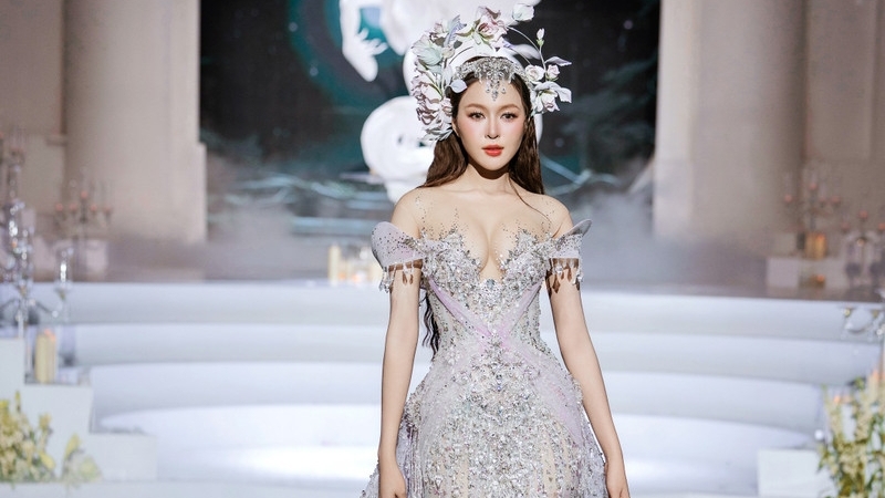 Hoa hậu Tiểu Vy hóa công chúa gây ấn tượng mạnh mẽ
