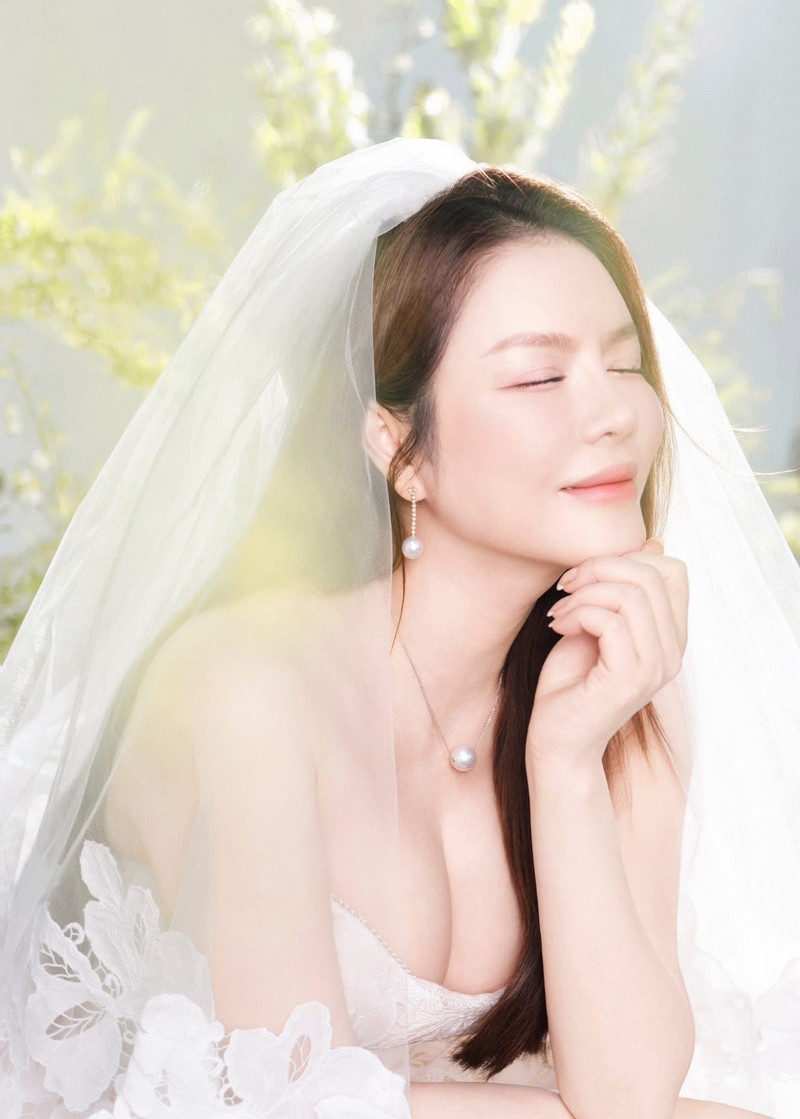 Lý Nhã Kỳ diện váy cưới trẻ trung bất ngờ ở tuổi U50