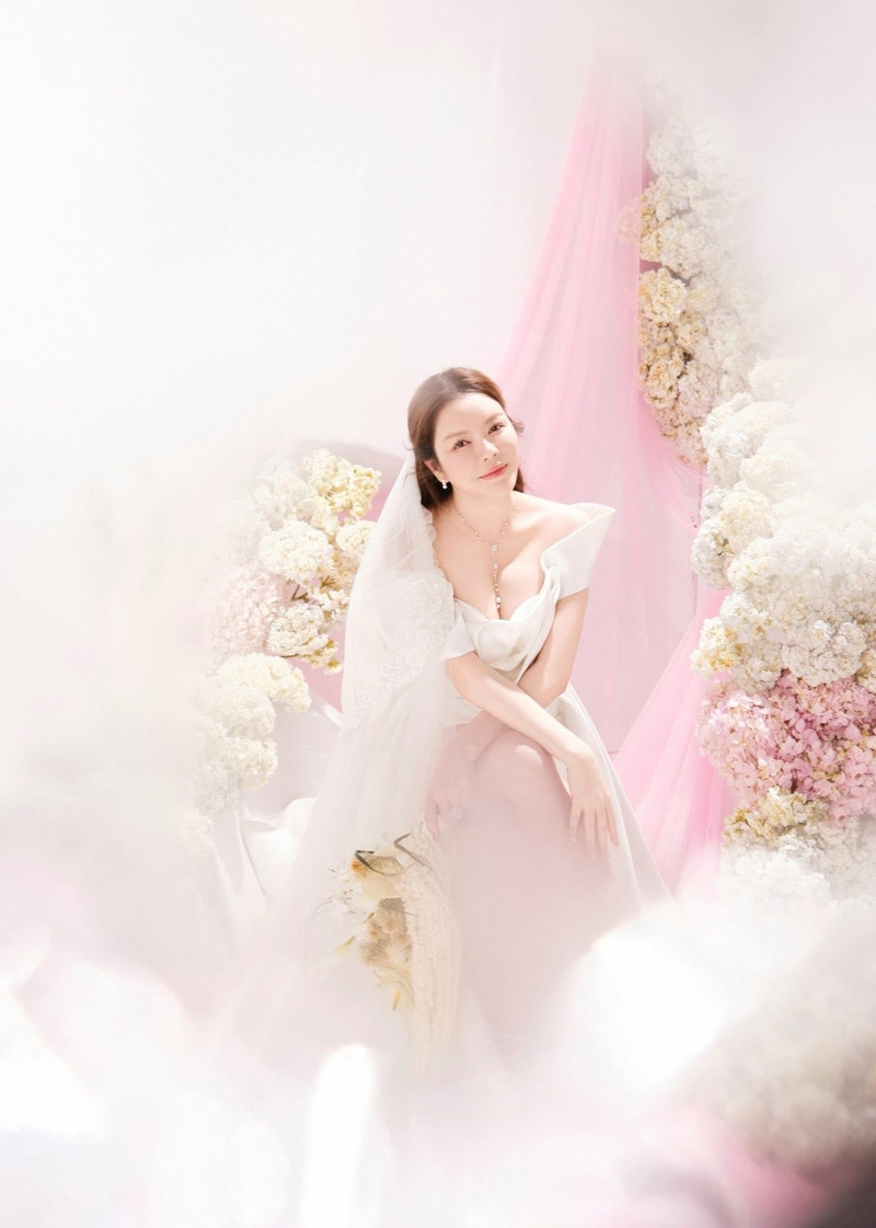 Lý Nhã Kỳ diện váy cưới trẻ trung bất ngờ ở tuổi U50