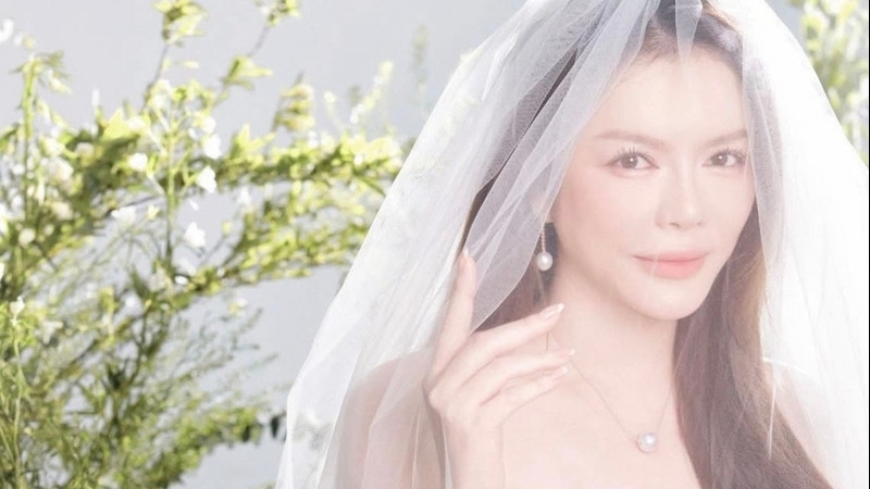 Lý Nhã Kỳ diện váy cưới trẻ trung bất ngờ ở tuổi U50