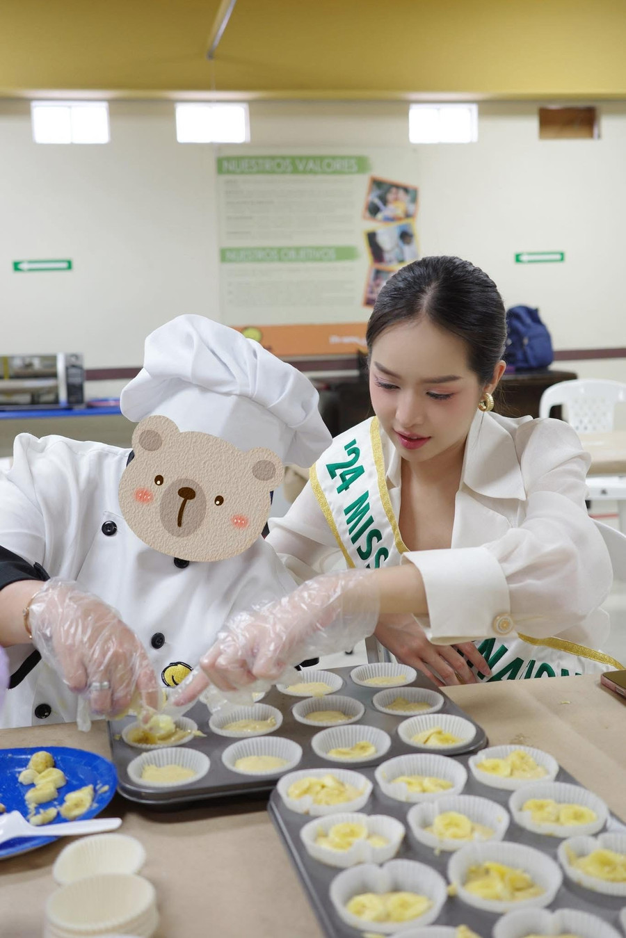 Hoa hậu Thanh Thủy học ngôn ngữ ký hiệu, làm bánh cùng trẻ em khuyết tật