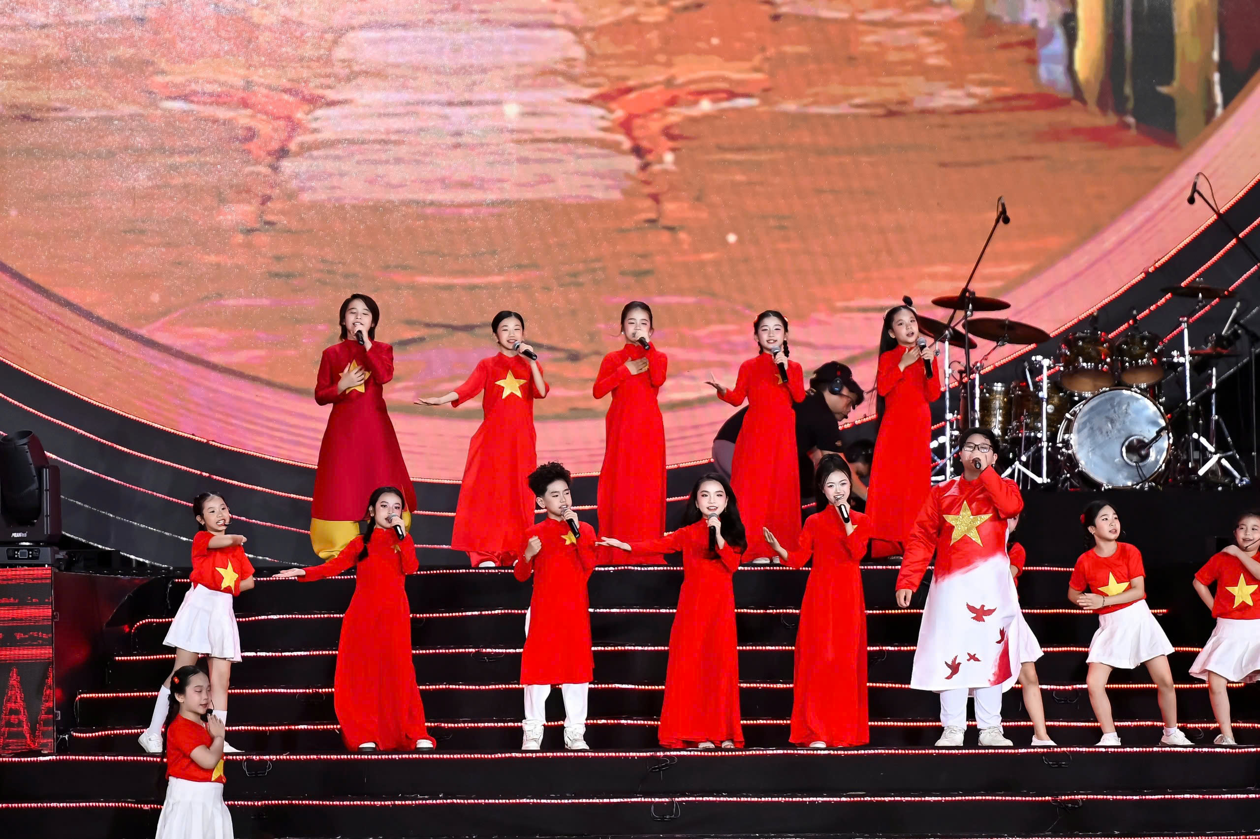 Những tài năng “Búp Sen Vàng” tỏa sáng rực rỡ tại concert quốc gia “Âm Vang Tổ Quốc”