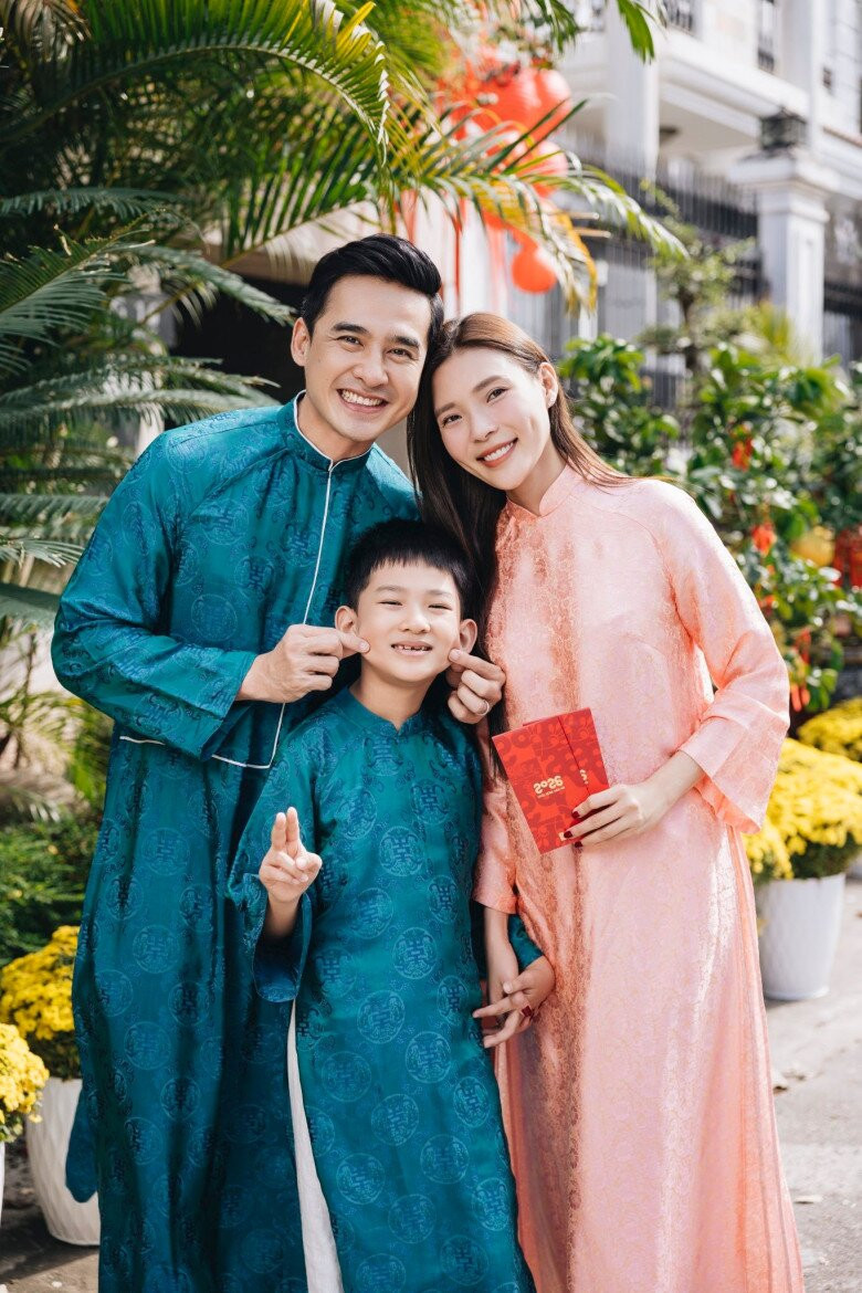 Quý tử nhà Thúy Diễm gây ấn tượng với thành tích học tập và khả năng ngoại ngữ