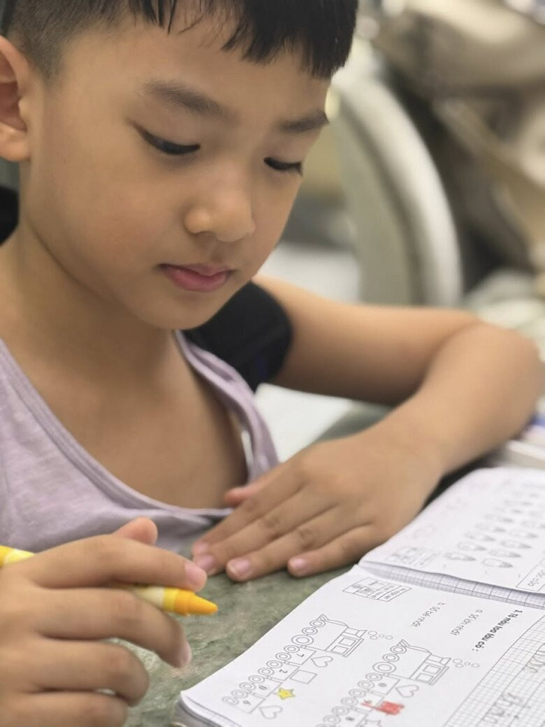 Quý tử nhà Thúy Diễm gây ấn tượng với thành tích học tập và khả năng ngoại ngữ