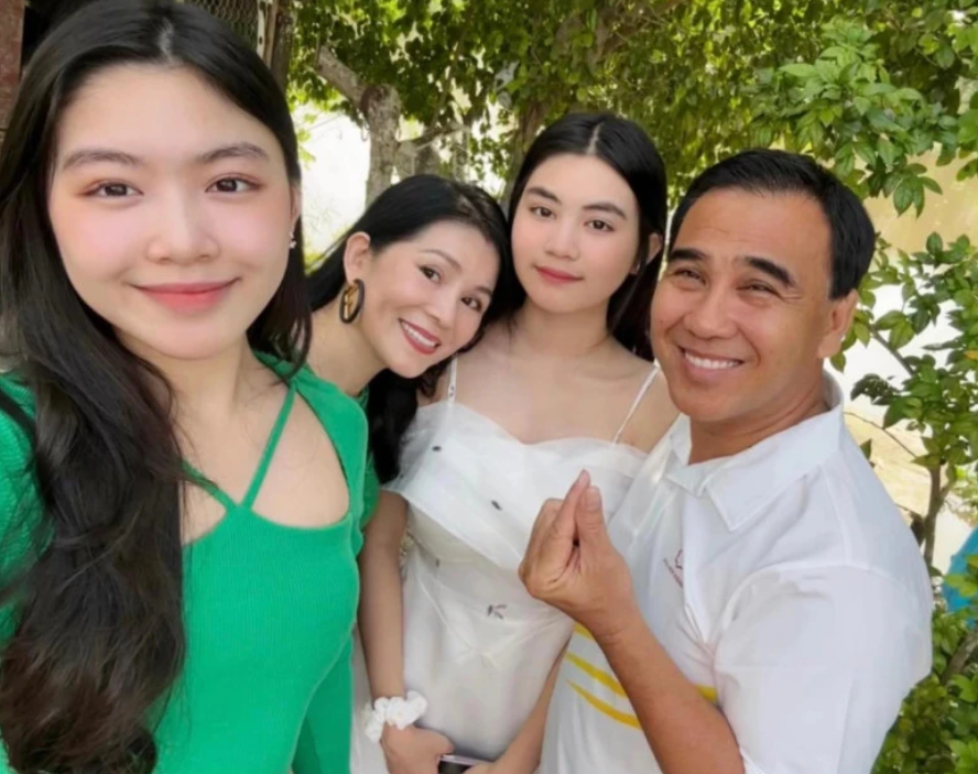 Gia đình MC Quyền Linh gây chú ý với nhan sắc chuẩn Hoa hậu của hai con gái