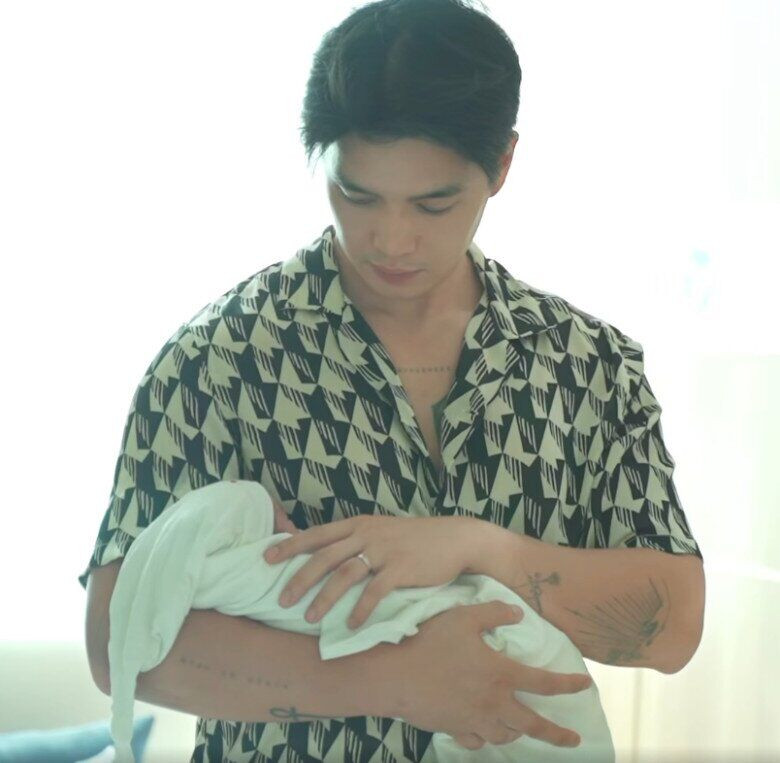 Bé Gạo nhà Ngô Thanh Vân bộc lộ tiềm năng nối nghiệp đầu bếp của bố Huy Trần