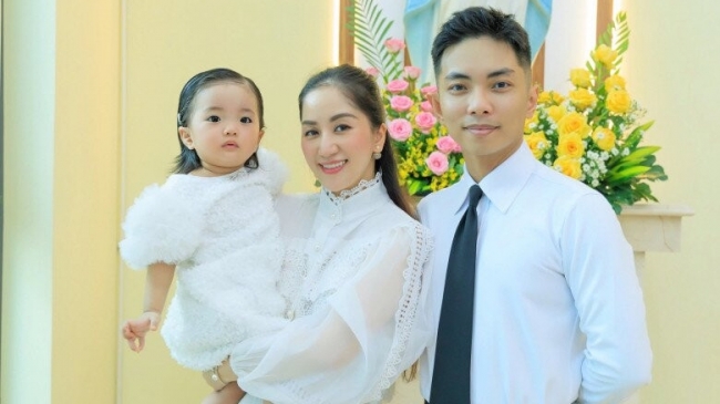 Con gái út nhà Khánh Thi - Phan Hiển gây chú ý với vẻ ngoài như búp bê