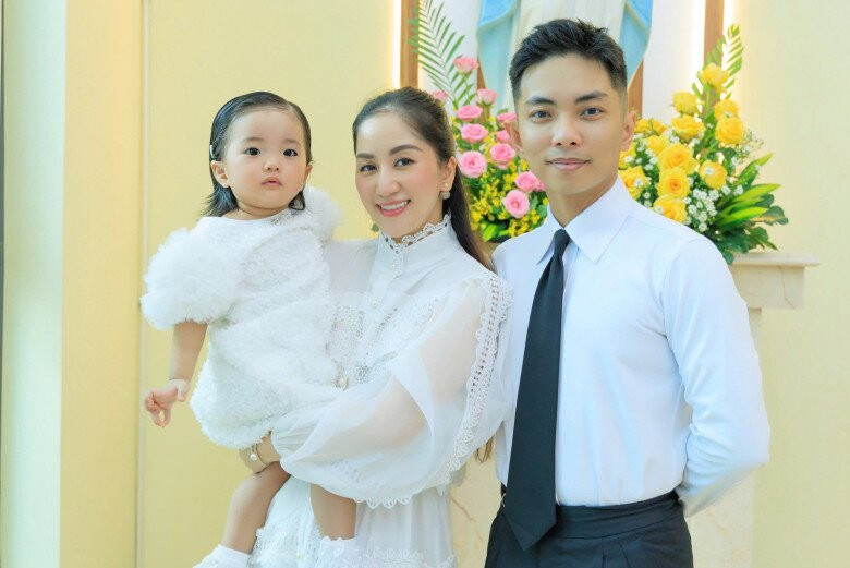 Con gái út nhà Khánh Thi - Phan Hiển gây chú ý với vẻ ngoài như búp bê