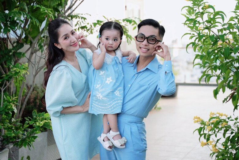 Con gái út nhà Khánh Thi - Phan Hiển gây chú ý với vẻ ngoài như búp bê