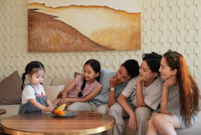 Con gái út nhà Khánh Thi - Phan Hiển gây chú ý với vẻ ngoài như búp bê