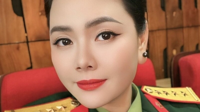 Đại úy, ca sĩ Lương Nguyệt Anh đón hai con đầu lòng ở tuổi 36