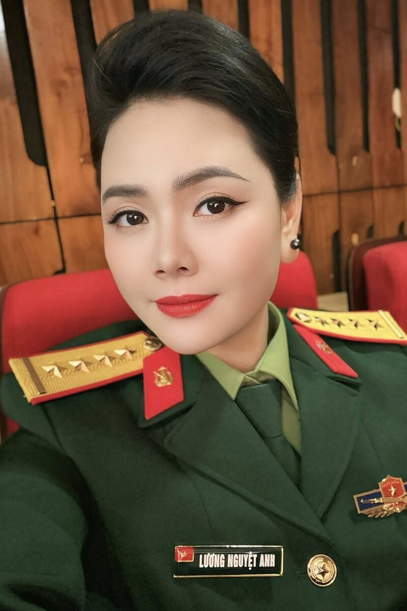Đại úy, ca sĩ Lương Nguyệt Anh đón hai con đầu lòng ở tuổi 36