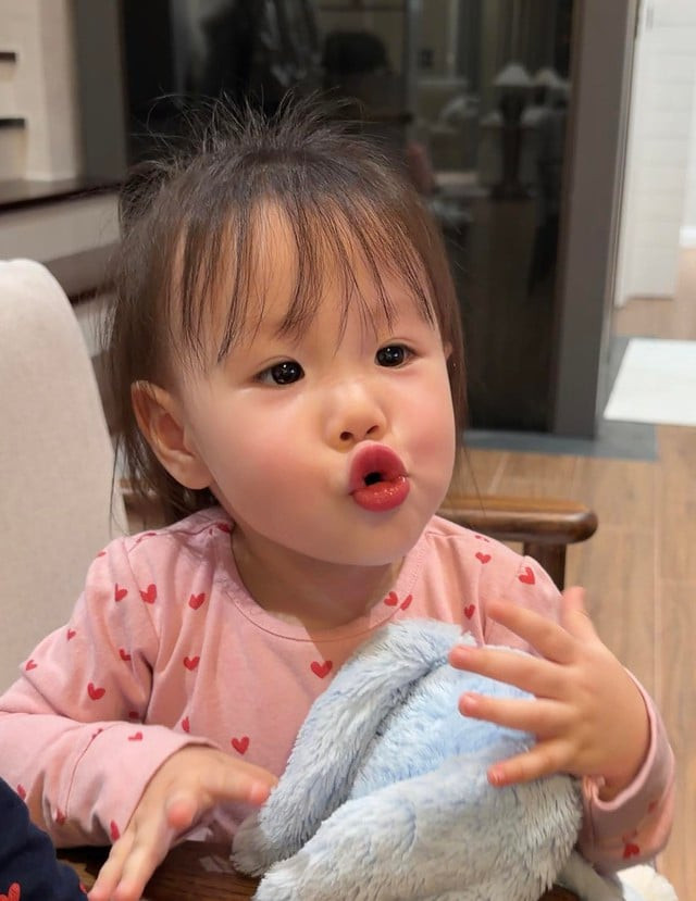 Con gái diễn viên Phương Oanh gây chú ý với vẻ ngoài đáng yêu ở tuổi lên 2