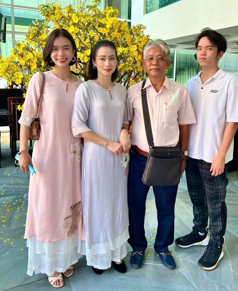 NSƯT Tuyết Thu cùng ông xã cựu công an chúc mừng con trai tốt nghiệp đại học tại Úc