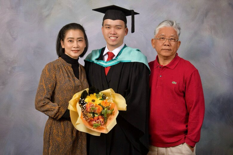 NSƯT Tuyết Thu cùng ông xã cựu công an chúc mừng con trai tốt nghiệp đại học tại Úc