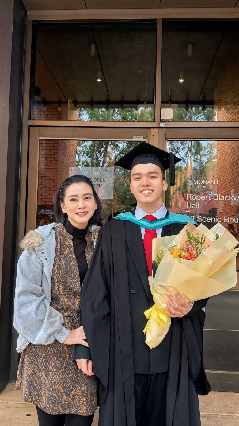 NSƯT Tuyết Thu cùng ông xã cựu công an chúc mừng con trai tốt nghiệp đại học tại Úc