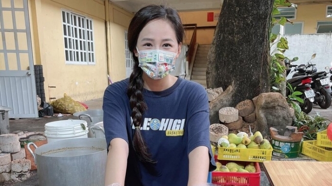 Hoa hậu Mai Phương Thúy đi ủng hộ cho tuyến đầu chống dịch với trang phục cực kỳ cute
