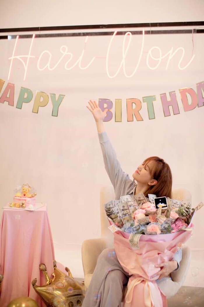Trấn Thành tự tay trang trí sinh nhật cho Hari Won: Đơn giản nhưng cực ấm áp
