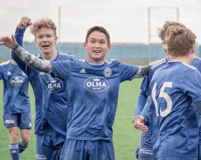 HLV Troussier mời tiền vệ U18 CH Séc về thi đấu cho U23 Việt Nam